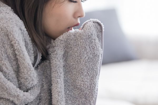 girl feel cold